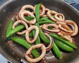スナップえんどうとイカのオイスター炒め作り方3写真