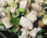鶏肉とねぎを炒めて、おかかマヨソース作り方3写真