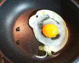 きれいな目玉焼き　指を使って焼きました作り方12写真