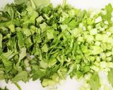 捨てないで！セロリの葉のゴマ炒め作り方1写真