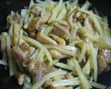 鶏肉とじゃがいもの炒め物作り方5写真