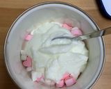 朝のフルーツ　苺とマシュマロヨーグルト作り方2写真