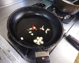 しめじと豆苗のオリーブ油炒め作り方1写真