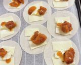 モッツァレラ＆焼き鳥on餃子の皮♡超簡単作り方3写真
