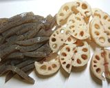 鰹節香るれんこんとこんにゃくの甘辛炒め作り方1写真