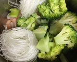 えびとブロッコリーと春雨のスープ作り方2写真