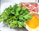 豚こま肉と春菊と卵のカレー炒め作り方1写真