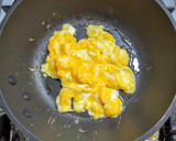 豚こま肉と春菊と卵のカレー炒め作り方2写真