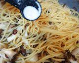 極み舞茸と霜降り平茸のペペロンチーノ作り方5写真