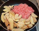 冷凍ポテトとゴロっと挽肉の焼肉のたれ炒め作り方1写真