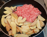 冷凍ポテトとゴロっと挽肉の焼肉のたれ炒め作り方1写真