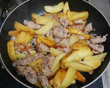 冷凍ポテトとゴロっと挽肉の焼肉のたれ炒め作り方4写真