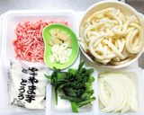 豚ひき肉とニラとトロロのピリ辛焼きうどん作り方1写真