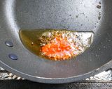 豚ひき肉とニラとトロロのピリ辛焼きうどん作り方3写真