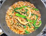豚ひき肉とニラとトロロのピリ辛焼きうどん作り方7写真