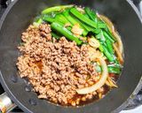 豚ひき肉とニラとトロロのピリ辛焼きうどん作り方6写真