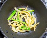 豚ひき肉とニラとトロロのピリ辛焼きうどん作り方5写真