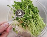 もやしと豆苗とちくわのキムチ和え作り方1写真