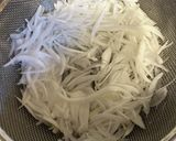 新玉ねぎとオイルサーディンのサラダ作り方1写真