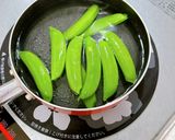 水煮あさり缶とスナップエンドウの炒め物作り方2写真