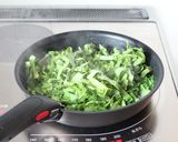 ご飯に乗せて【かぶ葉と豚肉のきんぴら】作り方3写真