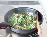 ご飯に乗せて【かぶ葉と豚肉のきんぴら】作り方4写真