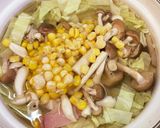 キャベツ＊ベーコン＊キノコの味噌汁♪作り方1写真