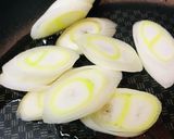 おろしポン酢でたべる●長ネギの焼きうどん作り方1写真