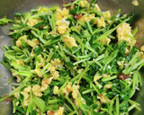 豆苗と炒り卵の梅和え作り方4写真
