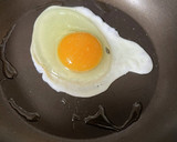 簡単☆とろり半熟目玉焼きと甘だれ焼豚弁当作り方1写真