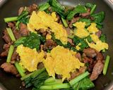 牛肉と小松菜のふわたまオイスター炒め♩作り方5写真