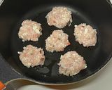 さっぱりヘルシー！鶏むねミンチ豆腐焼き作り方5写真