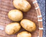 新じゃがとピーマンと鮭のコンソメ炒め作り方1写真