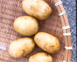 新じゃがとピーマンと鮭のコンソメ炒め作り方1写真