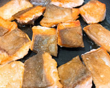 新じゃがとピーマンと鮭のコンソメ炒め作り方5写真