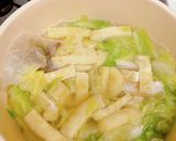 キャベツと油揚げ、たまごの汁もの作り方4写真