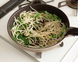 ニラもやし炒めのスタミナ満点焼ビーフン！作り方5写真