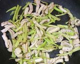 豚バラとブロッコリーの茎の塩こしょう炒め作り方2写真