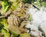 豚こまぎれ肉とブロッコリーの炒めサラダ作り方2写真