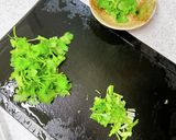 優しいお味♪パクチーと卵のタイ風スープ作り方1写真