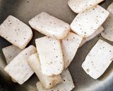 こんにゃくとひき肉の甘辛炒め作り方1写真