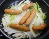 簡単！春キャベツシャウエッセン白だし蒸し作り方2写真