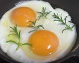 ちょっとオシャレなローズマリーの目玉焼き作り方1写真
