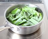 優しい【塩豚大根と葉にんにくの白だし煮】作り方6写真