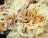 鍋の素活用●豚肉＆白菜のキムチ焼きうどん作り方3写真