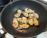 旨味がギュッ✨牡蠣ときのこの炒めもの作り方7写真
