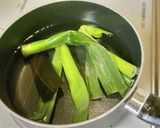 ひと手間で違う☆ニラと鶏ひき肉スープ作り方1写真