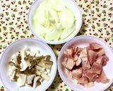 玉ねぎと鶏もも肉のミルクカレースープ♪作り方1写真