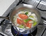 新玉ねぎとトマトのチキンエスニックスープ作り方3写真