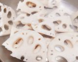 れんこんとステーキ肉のニンニク炒め♡作り方1写真